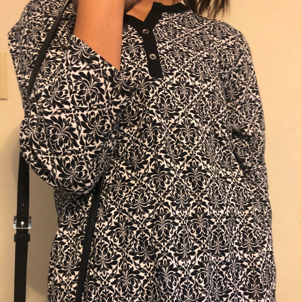 Half sleeve shirt.